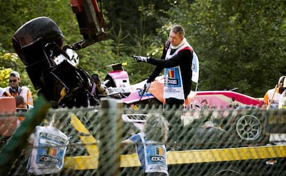 Los operarios de Spa retiran el coche accidentado de Anthoine Hubert.