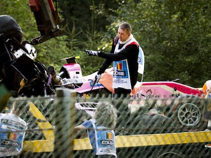 Los operarios de Spa retiran el coche accidentado de Anthoine Hubert.