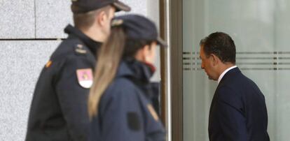 El ex consejero delegado del Banco Popular Francisco Gómez, a su llegada a la Audiencia Nacional, en presencia de dos policías.EFE/Javier Lizón