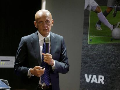 El exárbitro Pierluigi Collina explica el resultado del VAR durante el Mundial el pasado sábado.