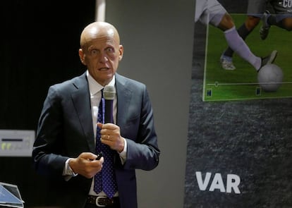 El exárbitro Pierluigi Collina explica el resultado del VAR durante el Mundial el pasado sábado.