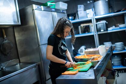 Claudia Melissa Sarabia, de 22 años, en la cocina. 