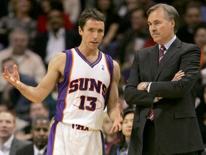 Nash y D'Antoni, en un partido en 2008 cuando uno era base y el otro entrenador de los Suns .