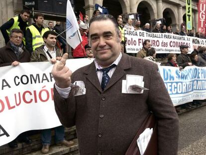 Un manifestante imita a Luis Bárcenas en la multitudinaria marcha de Ferrol