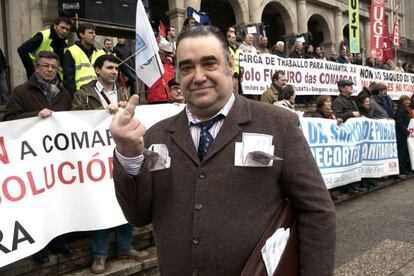 Un manifestante imita a Luis Bárcenas en la multitudinaria marcha de Ferrol