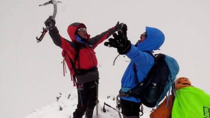 Miguel Ángel Muñoz, de azul, y Jesús Calleja, en la cima del Pico Tarija, en Bolivia.