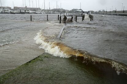 El agua del río Neuse cubre la pasarela de hotel Bridgepointe por las lluvias que acompañan al huracán Florence, el 13 de septiembre.