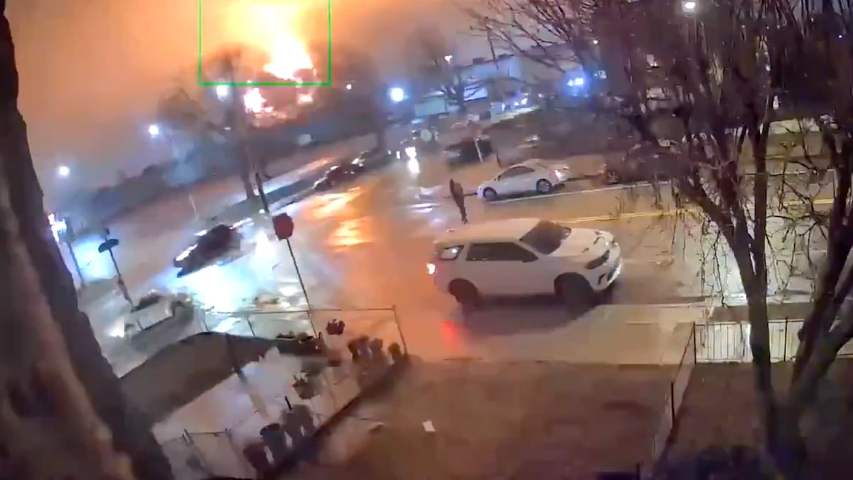 Tragedia aérea en Filadelfia: un Learjet se estrella en zona residencial y comercial