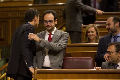 Pedro Sánchez saluda a Antonio Hernando en el Congreso de los Diputados. 