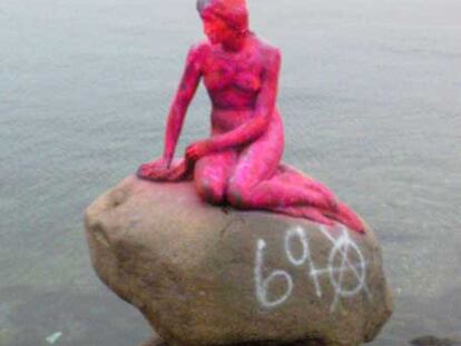 La Sirenita, pintada de rosa.