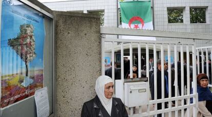 Ciudadanos argelinos residentes en Francia acuden a votar en las legislativas, el martes en las afueras de Par&iacute;s.