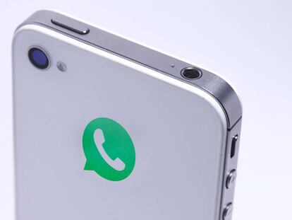 iPhone 4s con logo de WhatsApp.