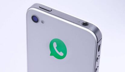 iPhone 4s con logo de WhatsApp.