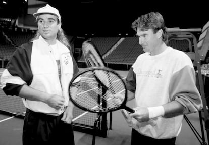 Agassi y Connors, en 1994 antes de un partido de exhibición en Las Vegas. / REUTERS