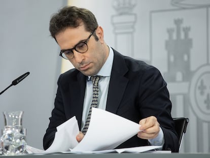 El ministro de Economía, Comercio y Empresa, Carlos Cuerpo, durante la rueda de prensa posterior a la reunión del Consejo de Ministros en la que se abordó la opa.