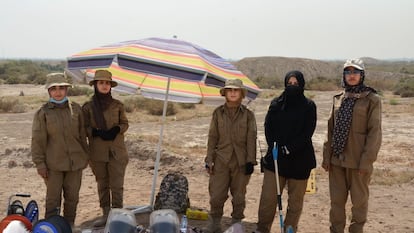 El equipo de mujeres que trabaja detectando explosivos en el sur de Iraq.