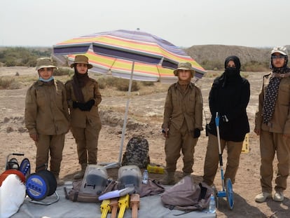 El equipo de mujeres que trabaja detectando explosivos en el sur de Iraq.