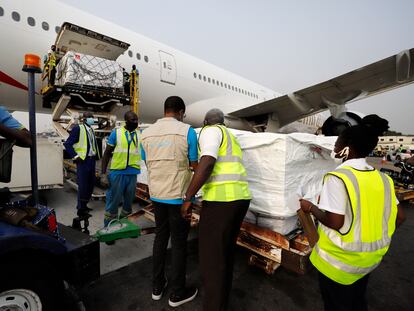 Llegada de vacunas del mecanismo Covax al aeropuerto de Accra, en Ghana.