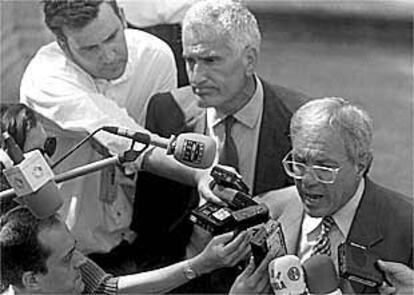 Vera y Barrionuevo en el Supremo el día que les comunicaron la sentencia en julio de 1998.