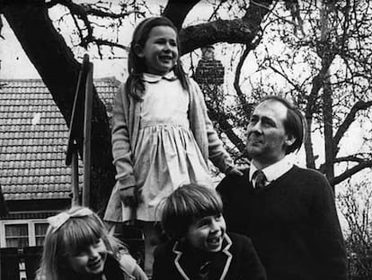 J. G. Ballard, en Shepperton con sus hijos Bea, Fay y Jim en 1965.