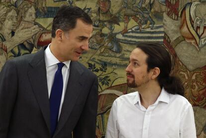 El rey Felipe VI recibe al líder de Podemos, Pablo Iglesias, en el Palacio de la Zarzuela, el 22 de enero de 2016.