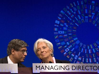 Christine Lagarde conversa con el secretario del FMI, Siddarth Tiwari.