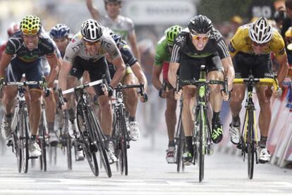 Hagen, del Sky, vestido de negro, gana la etapa ante Goss, a la izquierda, y Hushovd, a la derecha, de amarillo.