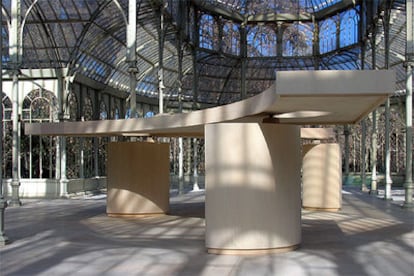 Una vista de la instalación <i>Sombra entre los aros del aire</i> (2003), de Gabriel Orozco, en el palacio de Cristal del Retiro madrileño.