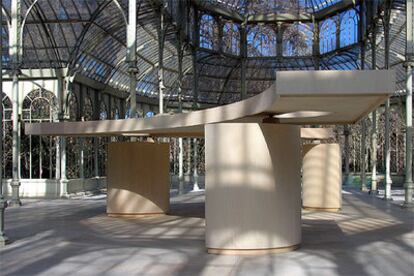 Una vista de la instalación <i>Sombra entre los aros del aire</i> (2003), de Gabriel Orozco, en el palacio de Cristal del Retiro madrileño.