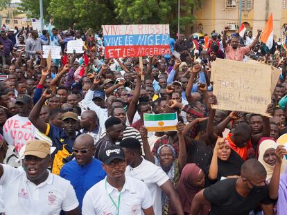 Manifestantes a favor del golpe de Estado en Níger con carteles a favor de Rusia y banderas nigerinas, el pasado agosto en Niamey.