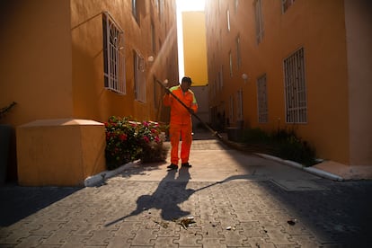 Juan Cruz Ubaldo durante su recorrido matutino en la alcaldía Iztapalapa, en Ciudad de México, el 27 de abril de 2023.