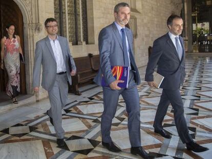 Los miembros de Societat Civil Catalana se dirigen a la reunión con Mas en el Palau de la Generalitat.