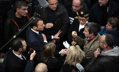 Macron debate con el diputado Ruffin y con extrabajadores de Whirlpool.