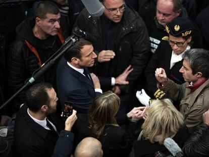 Macron debate con el diputado Ruffin y con extrabajadores de Whirlpool.