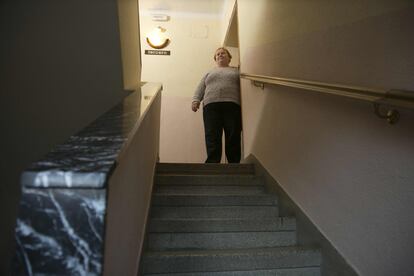 Vecinos que no pueden salir a la calle porque su vivienda no tiene ascensor, en la calle del Quince de Agosto 21, en Madrid