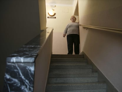 Vecinos que no pueden salir a la calle porque su vivienda no tiene ascensor, en la calle del Quince de Agosto 21, en Madrid