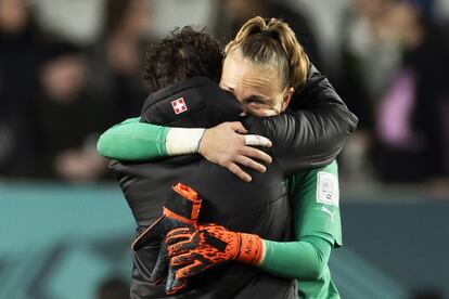 Gaelle Thalmann, guardameta suiza, llora tras perder el partido de octavos de final de la Copa Mundial Femenina frente a España.