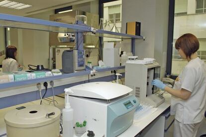 Personal técnico trabajando en el complejo hospitalario de Ourense