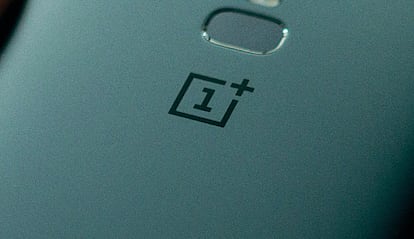 Logo en la trasera de un teléfono OnePlus