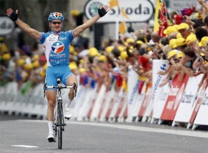 Thomas Voeckler levanta los brazos antes de cruzar la meta en Perpiñán.