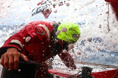 Uno de los tripulantes del Dongfeng durante una tormenta tropical que atravesó el equipo en su travesía hacia Abu Dhabi. Océano Índico 29 de noviembre de 2014.