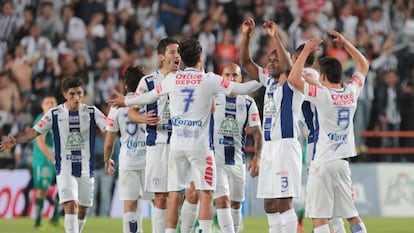 Los jugadores del Pachuca celebran su triunfo frente al Le&oacute;n.