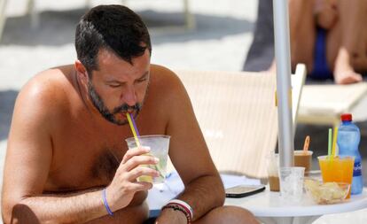 Salvini toma un refresco, el domingo en una playa de Taormina (Sicilia).