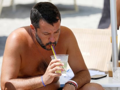 Salvini toma un refresco, el domingo en una playa de Taormina (Sicilia).