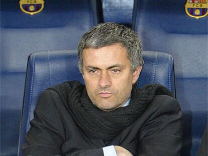 José Mourinho, en el banquillo del Camp Nou en el partido contra el Barça.