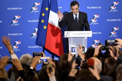 French member of Parliament and candidate for the right-wing primaries ahead of France's 2017 presidential elections, Francois Fillon gestures as he delivers a speech following the first results of the primary's second round on November 27, 2016, at his campaign headquarters in Paris.
France's conservatives held final run-off round of a primary battle on November 27 to determine who will be the right wing nominee for next year's presidential election. / AFP PHOTO / Eric FEFERBERG