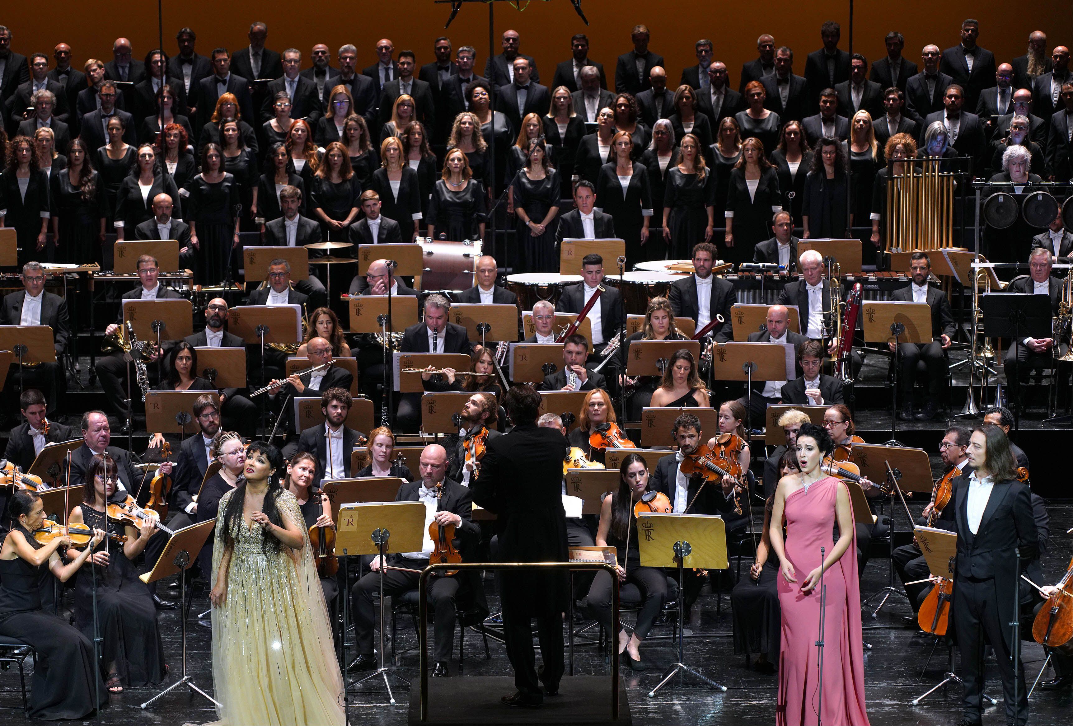 De izquierda a derecha, la soprano Ana Netrebko, la soprano Daria Rybak, y el barítono Jérôme Boutillier en la 'Gala Puccini' del Teatro Real de Madrid.