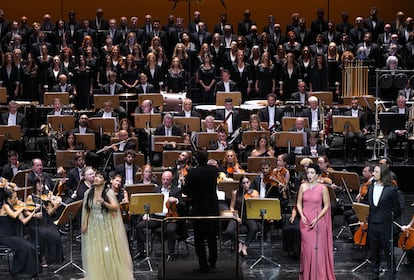 De izquierda a derecha, la soprano Ana Netrebko, la soprano Daria Rybak, y el barítono Jérôme Boutillier en la 'Gala Puccini' del Teatro Real de Madrid.