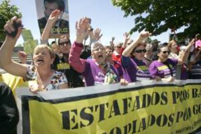 Asistentes a la manifestación convocada por las plataformas de afectados por preferentes y subordinadas de Galicia en una manifestación en Santiago de Compostela. EFE/Archivo