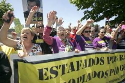 Asistentes a la manifestación convocada por las plataformas de afectados por preferentes y subordinadas de Galicia en una manifestación en Santiago de Compostela. EFE/Archivo